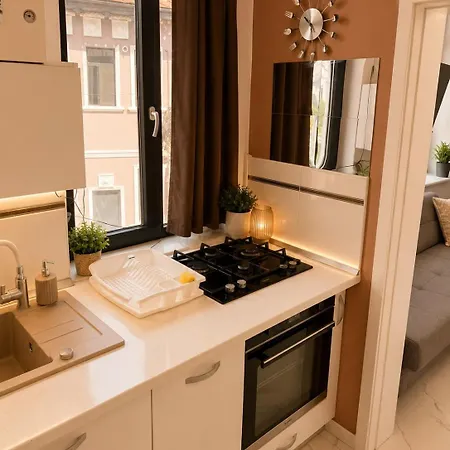 Stylish 1-bedroom With Warm Accents Boekarest