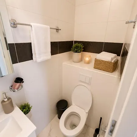 Stylish 1-bedroom With Warm Accents Appartement