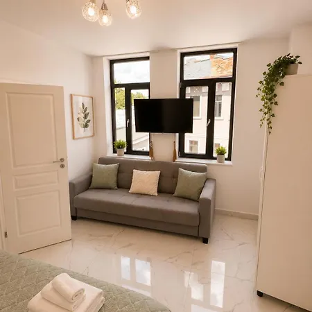 Stylish 1-bedroom With Warm Accents