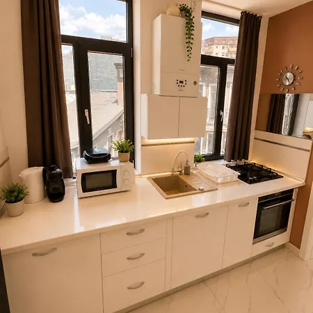 Stylish 1-bedroom With Warm Accents